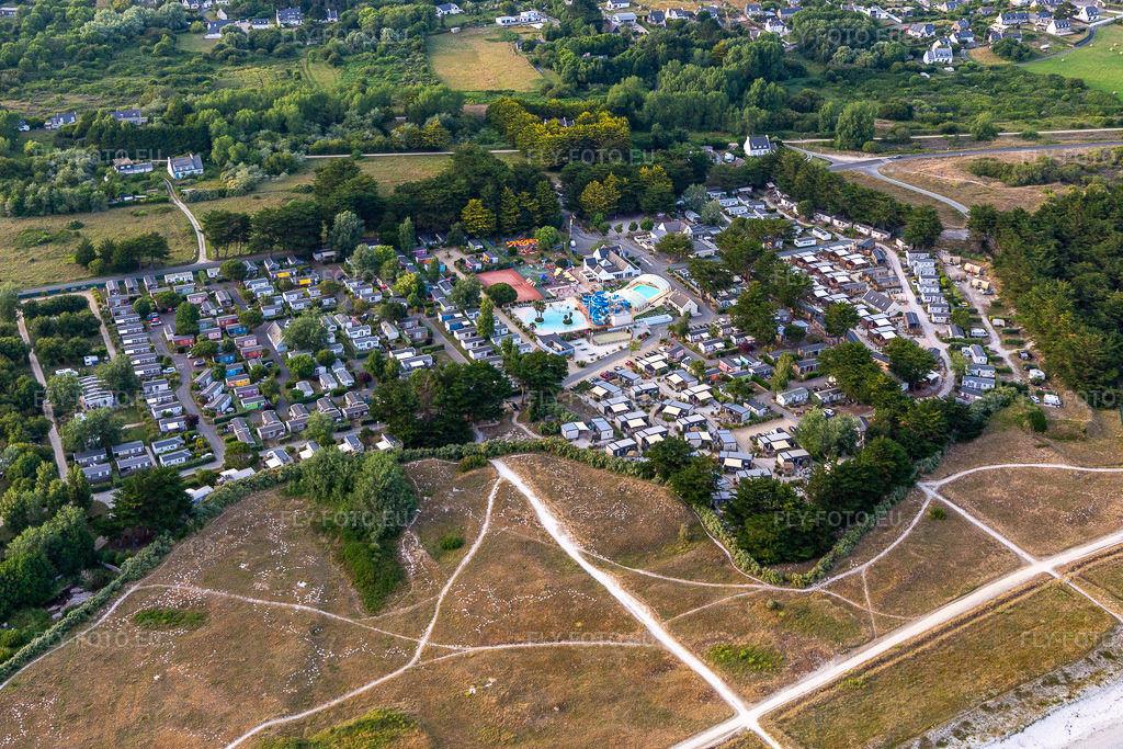 Vue aérienne: Campings Anwb, Yelloh village Camping La Plage à le quartier Penmarc'h-Kerity in Penmarch dans le département Finistère, France – .Photo: IMG_132638.jpg prise le 17/06/2022 par Werner Riehm/FLY-FOTO.eu – Résolution de l'original: 5472 x 3648 px – Camping Penmarc'h 4 étoiles en Finistère | La Plage