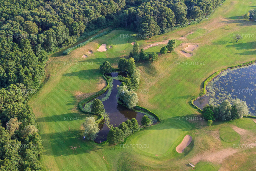 Vue aérienne: Étangs et greens du club de golf de Baden-Baden Soufflenheim à Soufflenheim dans le département Bas Rhin, France – .Photo: IMG_30509.jpg prise le 09/07/2010 par Werner Riehm/FLY-FOTO.eu – Résolution de l'original: 4752 x 3168 px