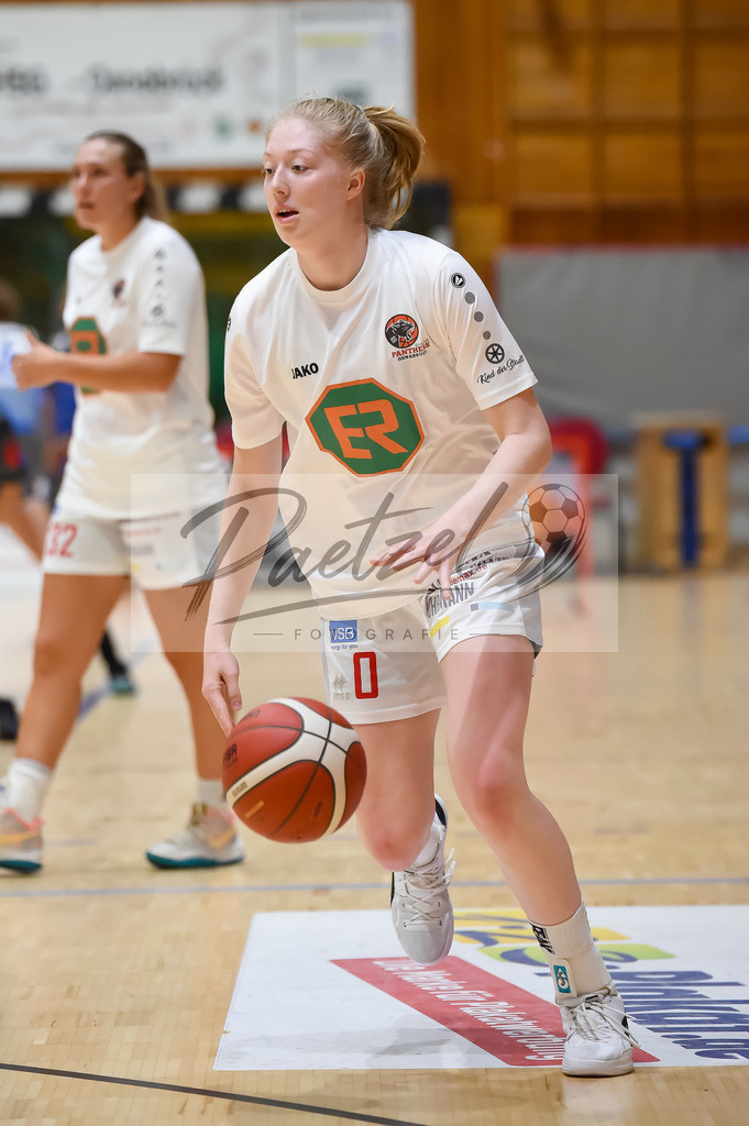 PANNOE20211010_006 | Basketball, Frauen: Frieda Buehner (GiroLive-Panthers Osnabrueck) in Aktion, am Ball, Einzelaktion beim Spiel der Toyota DBBL zwischen GiroLive-Panthers Osnabrueck und Eigner Angels Noerdlingen im datos – home of the panthers am 10.10.2021 in Osnabrueck, Deutschland. - Realisiert mit Pictrs.com