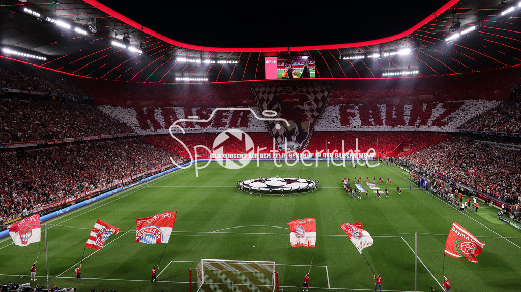 FC Bayern München - Real Madrid | Die Fans des FC Bayern gedenken Franz Beckenbauer mit einer Choreographie vor dem Heimspiel gegen Real Madrid / Choreo / Ultras / Südkurve München / Kaiser Franz / Symbolbild