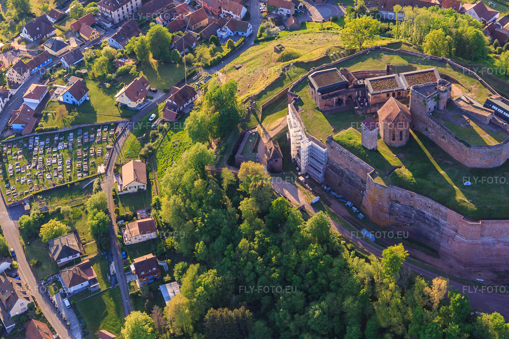 Vue aérienne: Cimetière situé en contrebas du château de Lichtenberg depuis le nord à Lichtenberg dans le département Bas Rhin, France. Photo: IMG_145814.jpg prise le 30/04/2025 par Werner Riehm/FLY-FOTO.euRésolution de l'original: 4868 x 3246 pxVisiter le château de Lichtenberg dans les Vosges du Nord - Alsace