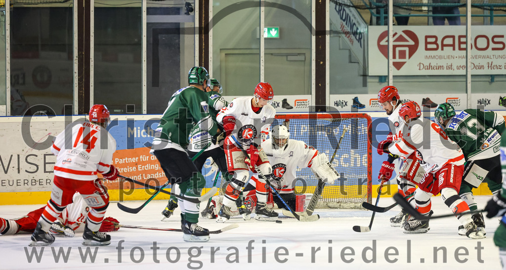 2023-09-10_090_TSV_Erding_gegen_EHC_Klostersee | Erding, Deutschland, 10.09.2023:
Eishockey, Bayernliga 2023 / 2024, Testspiel, TSV Erding gegen EHC Klostersee, Endergebnis: 10:1

Torwart Daniel Arendas (EHC Klostersee, #3), Michael Franz (Erding Gladiators, #13)

Foto: Christian Riedel / fotografie-riedel.net