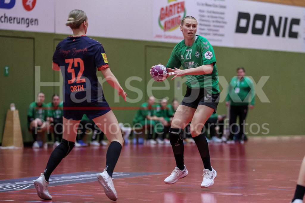 Handball, 2. Bundesliga Frauen, SV Werder Bremen - 1. FSV Mainz 05 | v.li.: Neele Mara Orth (1. FSV Mainz 05, 32) und Emma Ruwe (SV Werder Bremen, 27) im Zweikampf, Duell, Spielszene, Aktion, Action