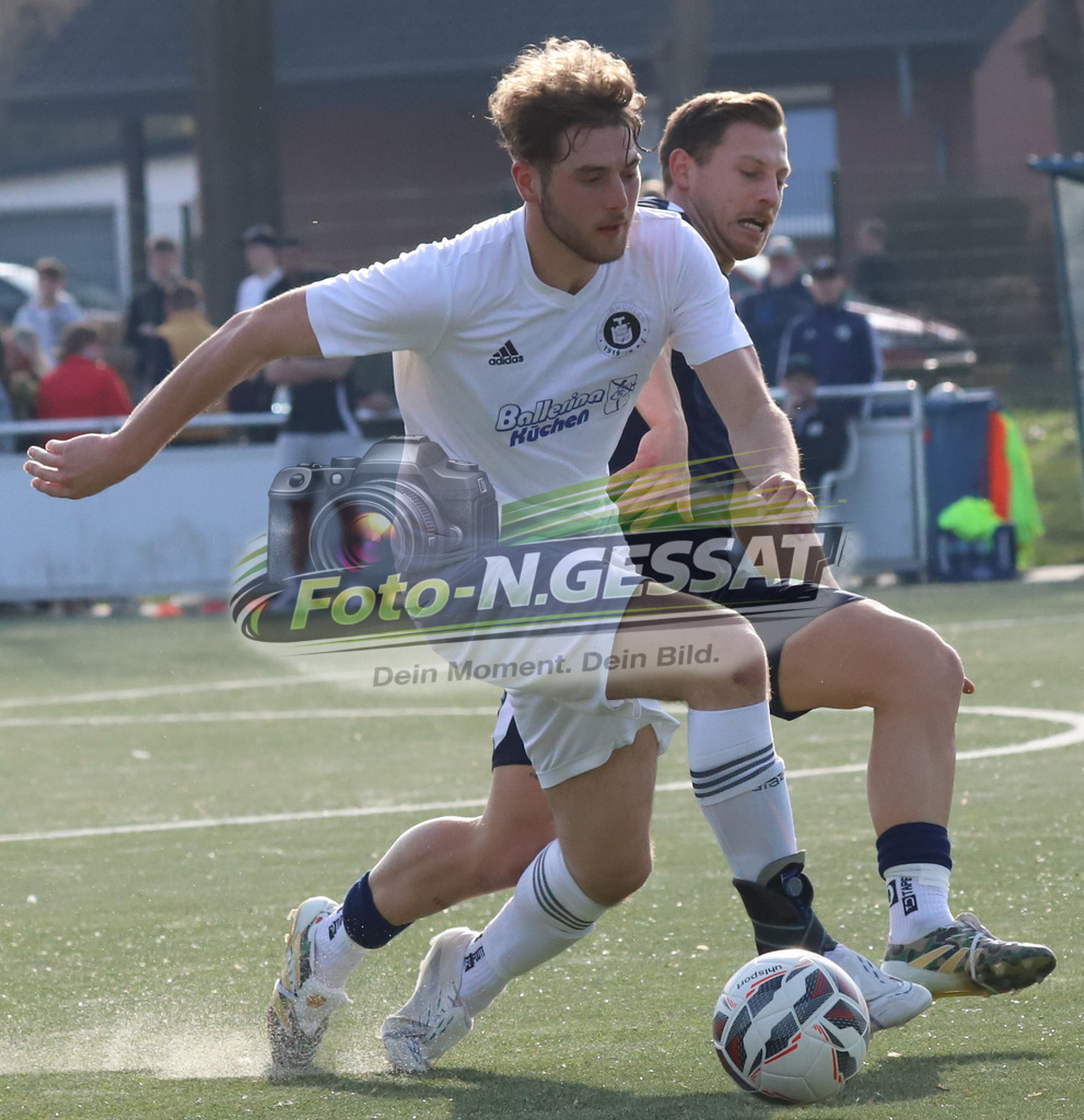 TuS Bruchmühlen - VfL Holsen | Auf dem Bild zu sehen: weiß TuS Bruchmühlen: Moritz Berg ; schwarz VfL Holsen: Fabian SchneiderTuS Bruchmühlen, VfL Holsen, Saison 25/26, Kreisliga A, Deutschland - Realisiert mit Pictrs.com