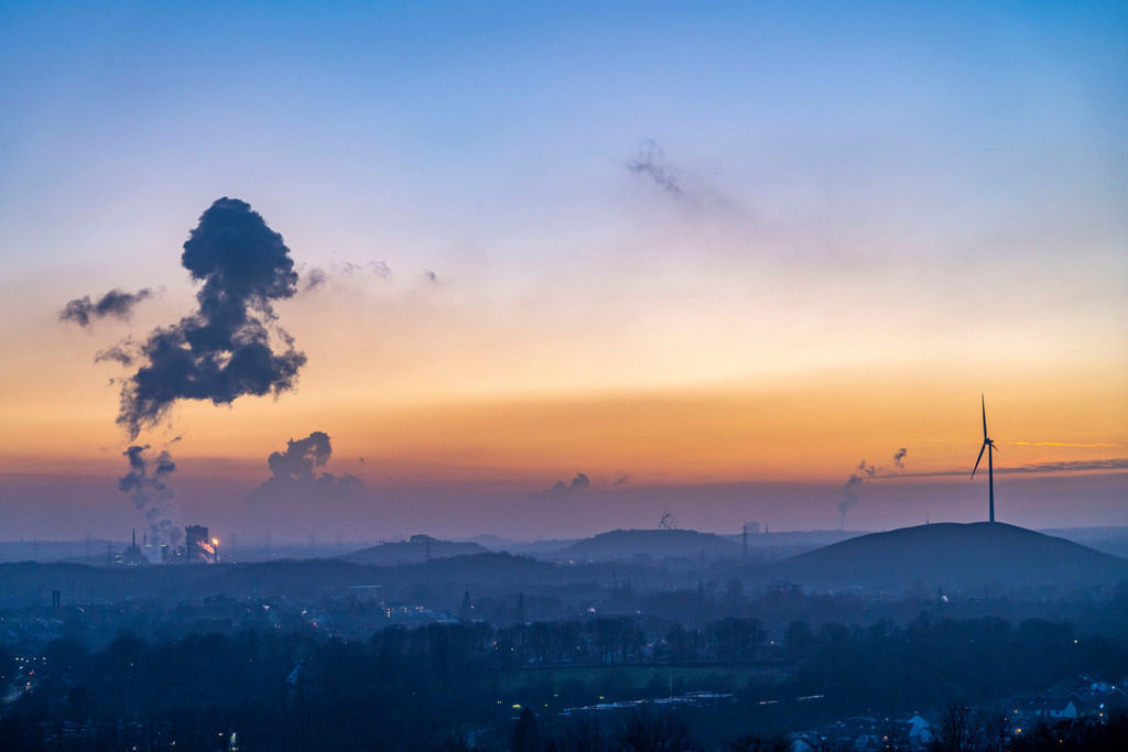 JT-220110 | Löschwolke der Kokerei Prosper, betrieben vom Stahlkonzern ArcelorMittal, Haldenlandschaft, Halde Prosperstraße mit dem Alpincenter, Halde Beckstrasse mit dem Tetraeder und Halde Mottbruch mit Windkraftanlage, Bottrop, NRW, Deutschland,  - Realisiert mit Pictrs.com