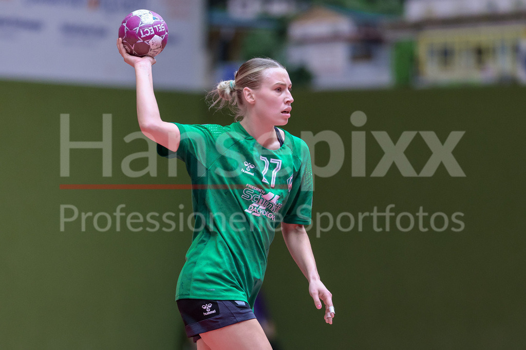 Handball, 2. Bundesliga Frauen, SV Werder Bremen - HC Rödertal | Emma Ruwe (SV Werder Bremen, 27) am Ball, Spielszene, Aktion, Action, Portrait, Nahaufnahme, Einzelfoto, Einzelbild