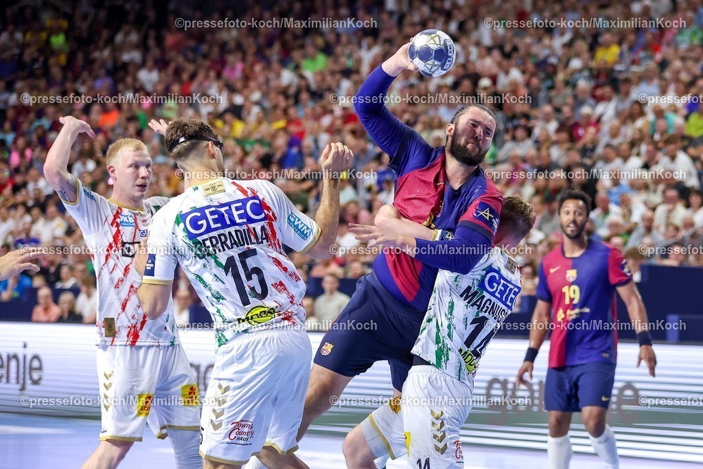 KoeEHF14062502041 | 14.06.2025, Handball, Halbfinale TruckScout24 EHF FINAL4, LANXESS arena Köln, FC Barcelona - SC Magdeburg: Antonio Serradilla Cuenca (Magdeburg #15) Omar Ingi Magnusson (Magdeburg #14) gegen Luis Diogo Sousa Frade (Barca FC Barcelona ESP #82) 