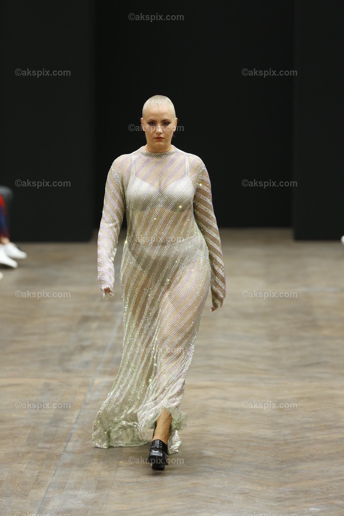 Kilian Kerner auf der  MBFW Spring/Summer 2023 | Mercedes-Benz Fashion Week (MBFW)  Frühling / Sommer 2023 im Hotel Telegraphenamt Berlin in Berlin-Mitte. Die Kollektionen von Kilian Kerner auf der MBFW Spring/Summer 2023. Das Bild zeigt Models mit der Kollektion von Kilian Kerner.