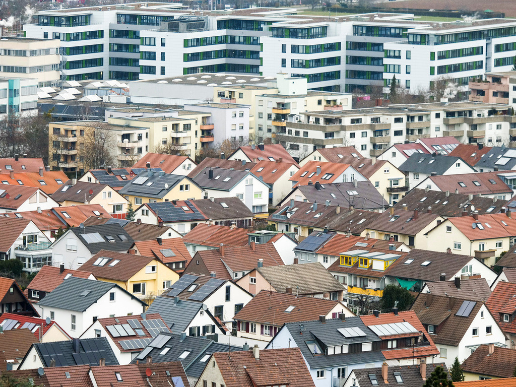 Wohnen | Gerlingen - die Stadt will im Außenbereich wachsen: Eine Abkehr von der bisherigen Wohnraumpolitik, die strikt auf Innenverdichtung ausgerichtet war, um Streuobstwiesen zu schützen.  Im Bild: Blick auf Wohngebiet Richtung neue Bosch Büro in der Dieselstrasse - Realisiert mit Pictrs.com