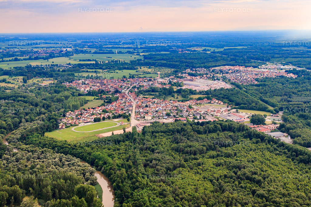 Luftbild: Ortsansicht von Nordosten in Seltz im Bundesland Bas-Rhin in Frankreich. – Foto: IMG_28767.jpg vom 14.06.2010 durch Werner Riehm/FLY-FOTO.de – Auflösung des Originals: 4752 x 3168 px