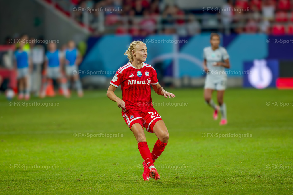 Supercup-Frauen-Bayern-Muenchen-vs-VfL-Wolfsburg 053 | Sportfotos und Eventgalerien von FX-Sportfotografie. Bilder von Fußball, Vereinsveranstaltungen und Events direkt ansehen und als Download bestellen. - Realisiert mit Pictrs.com