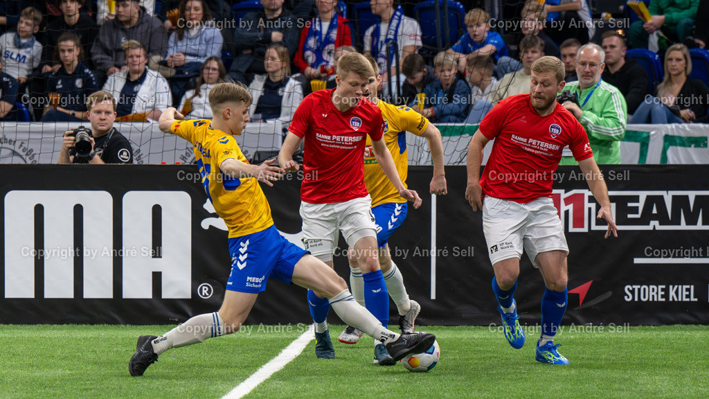 SHFV Lotto Masters 2024 | 20240113_8875, 13.01.2024, SHFV Lotto Masters 2024, Halbfinale 1, SV Todesfelde (gelb) vs. TSB Flensburg (blau), Pawal Erfmann (Todesfelde #26) &amp; Henrik Sirmais (Todesfelde #10) / Felix Stüwe (TSB #19) &amp; Paul Fröhlich (TSB #7) - Realisiert mit Pictrs.com