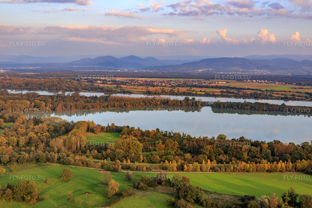 Vue aérienne: Lac de gravière sur le Rhin par Sables et Graviers Willersinn Sarl à Fort-Louis dans le département Bas Rhin, France – .Photo: IMG_074364.jpg prise le 04/10/2014 par Werner Riehm/FLY-FOTO.eu – Résolution de l'original: 5472 x 3648 px – Baustoffe & nachhaltige Lösungen | Holcim