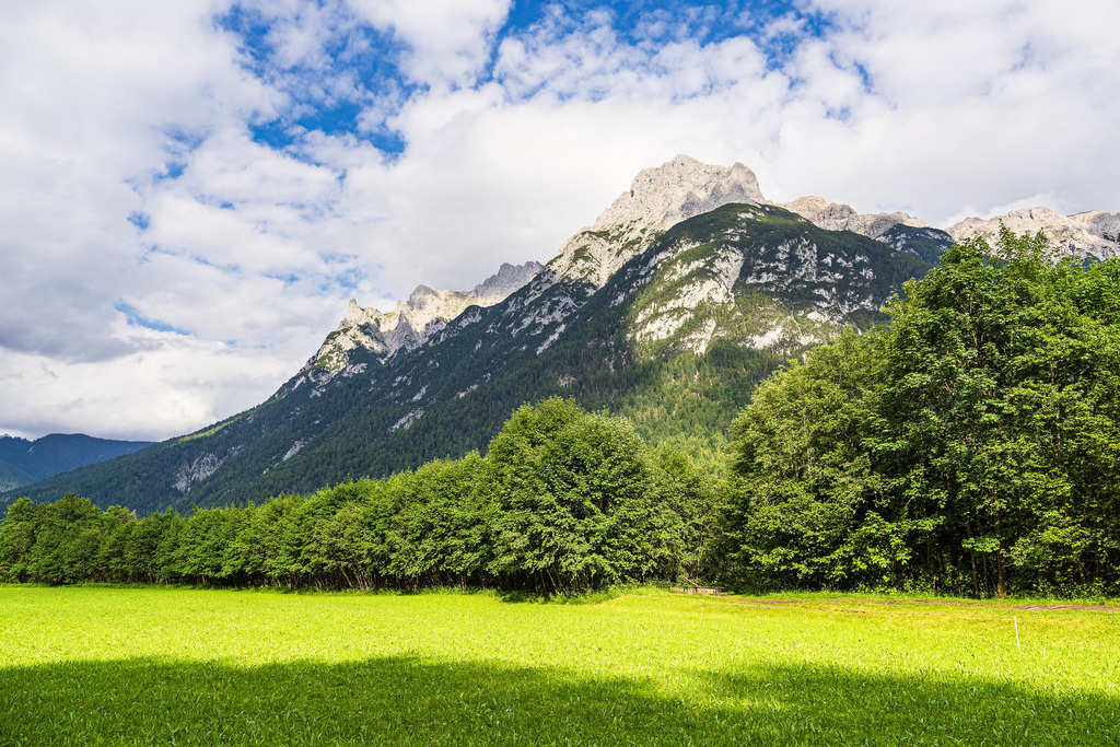 Blick auf das Karwendelgebirge bei Mittenwald. | Blick auf das Karwendelgebirge bei Mittenwald.