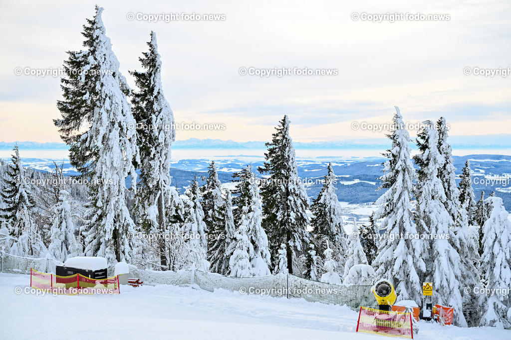 Hochficht_ Skigebiet_ Boehmerwald_ Saisonopening_ 08.12.2023-50 | 08.12.2023, Hochficht, AUT, Skigebiet Hochficht, Boehmerwald, Saisonopening 2023, im Bild Winterwonderland, Baeume, Tannen, Schnee, verschneit, Schneeschicht, Tiefschnee, Panorama, Himmel, Wetter, Skigebiet