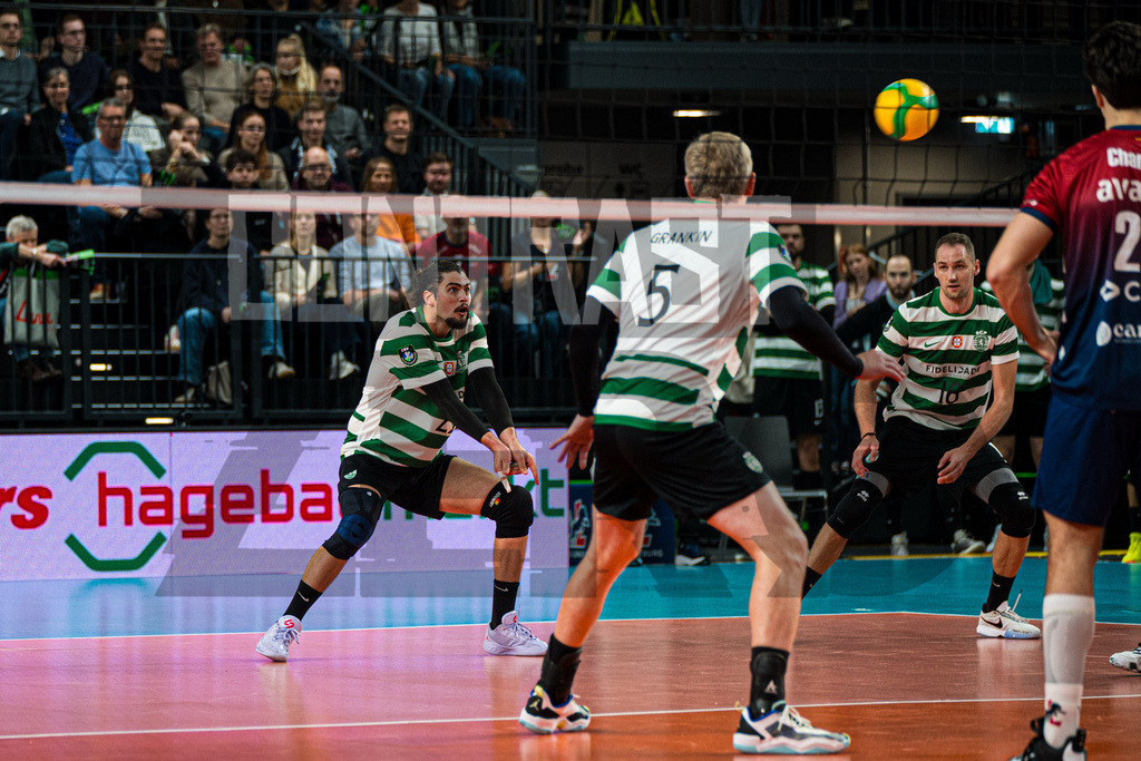 Volleyball I Herren I Saison 2025/2026 I CEV Champions League I CLVM69 I SVG Lüneburg - Sporting CP Lisboa | Lourenco Martins (22, Sporting CP Lisboa) in der Annahme - Realisiert mit Pictrs.com