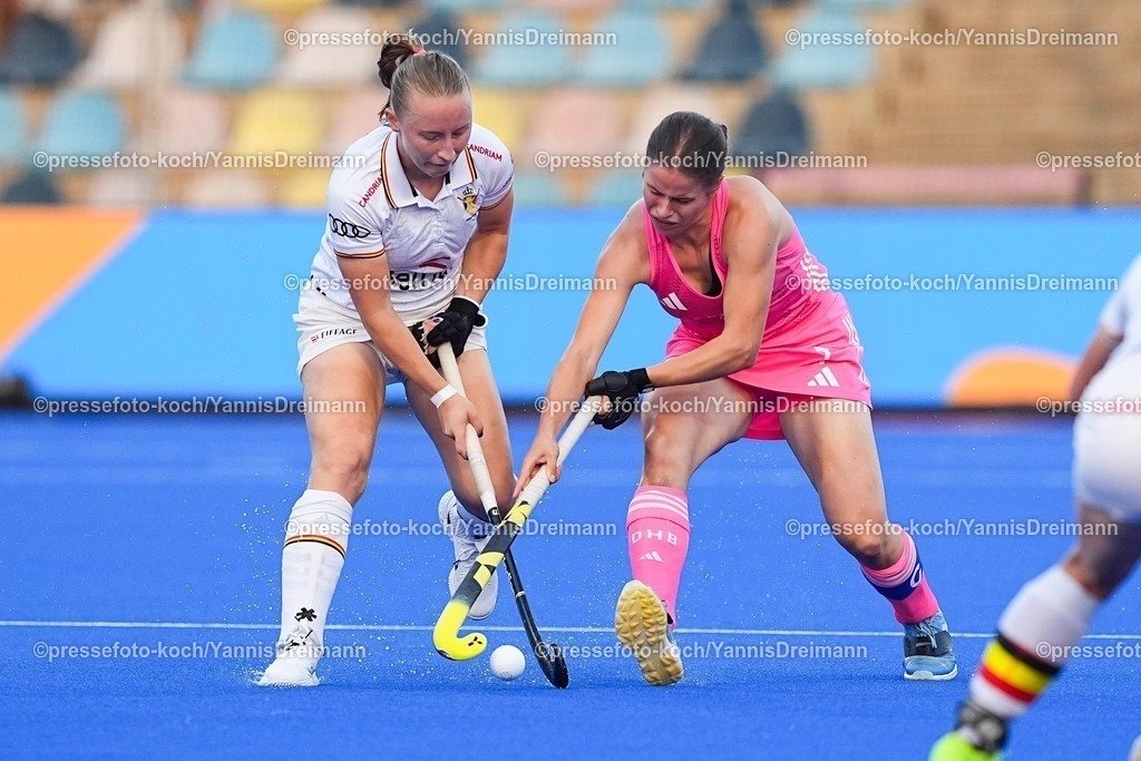 xydrx15082504037 | 15.08.2025, xydrx, Frauen EuroHockey Championship 2025, Halbfinale, Belgien - Deutschland, Sparkassenpark Mönchengladbach: Charlotte Englebert (BEL #6) im Zweikampf gegen Linnea Weidemann (GER #7)