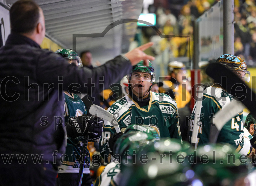 2026-02-27_077_TSV_Erding_gegen_EV_Fuessen | Erding, Deutschland, 27.02.2026:Eishockey, Oberliga Süd 2025 / 2026, 51. Spieltag, TSV Erding gegen EV Füssen, Endergebnis: 2:4Teamchef Thomas Daffner (Erding Gladiators), Luis Scheibengraber (Erding Gladiators, #18)Foto: Christian Riedel / fotografie-riedel.net