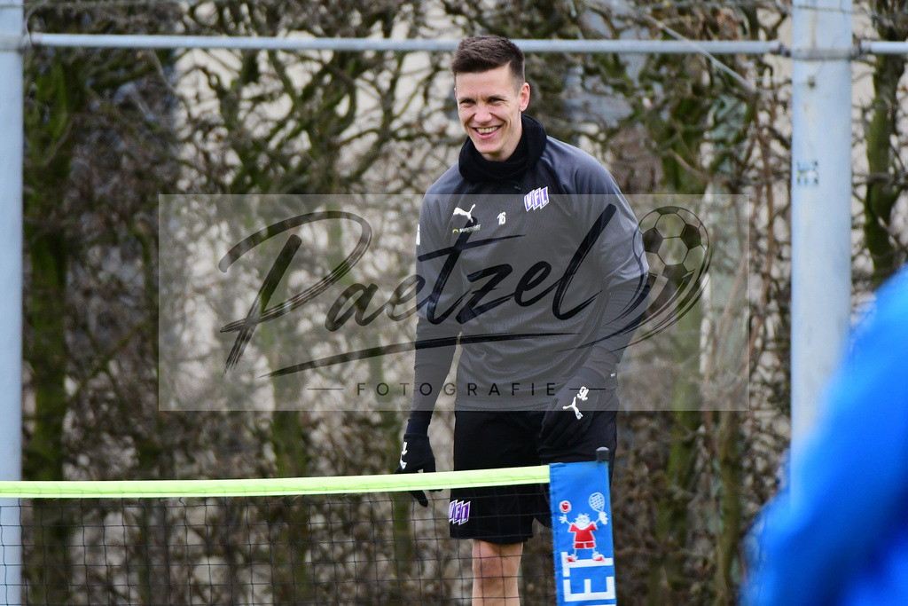 20200229_TRAOSN_0072 | Fussball, Herren: Thomas Konrad (VfL Osnabrueck) schaut waehrend der Trainingseinheit des VfL Osnabrueck im Sportpark Illoshoehe am 29.02.2020 in Osnabrueck, Deutschland. - Realisiert mit Pictrs.com