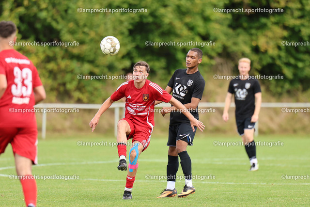 Fußball I Herren I Saison 2025-2026 I Verbandsliga Süd I 7. Spieltag I SV Schackendorf - SV Azadi Lübeck I 06.09.2025.122 | v.l. Henry Lima Chinoca (15, SV Schackendorf), Sahid Wahab (23, SV Azadi Lübeck) - Realisiert mit Pictrs.com