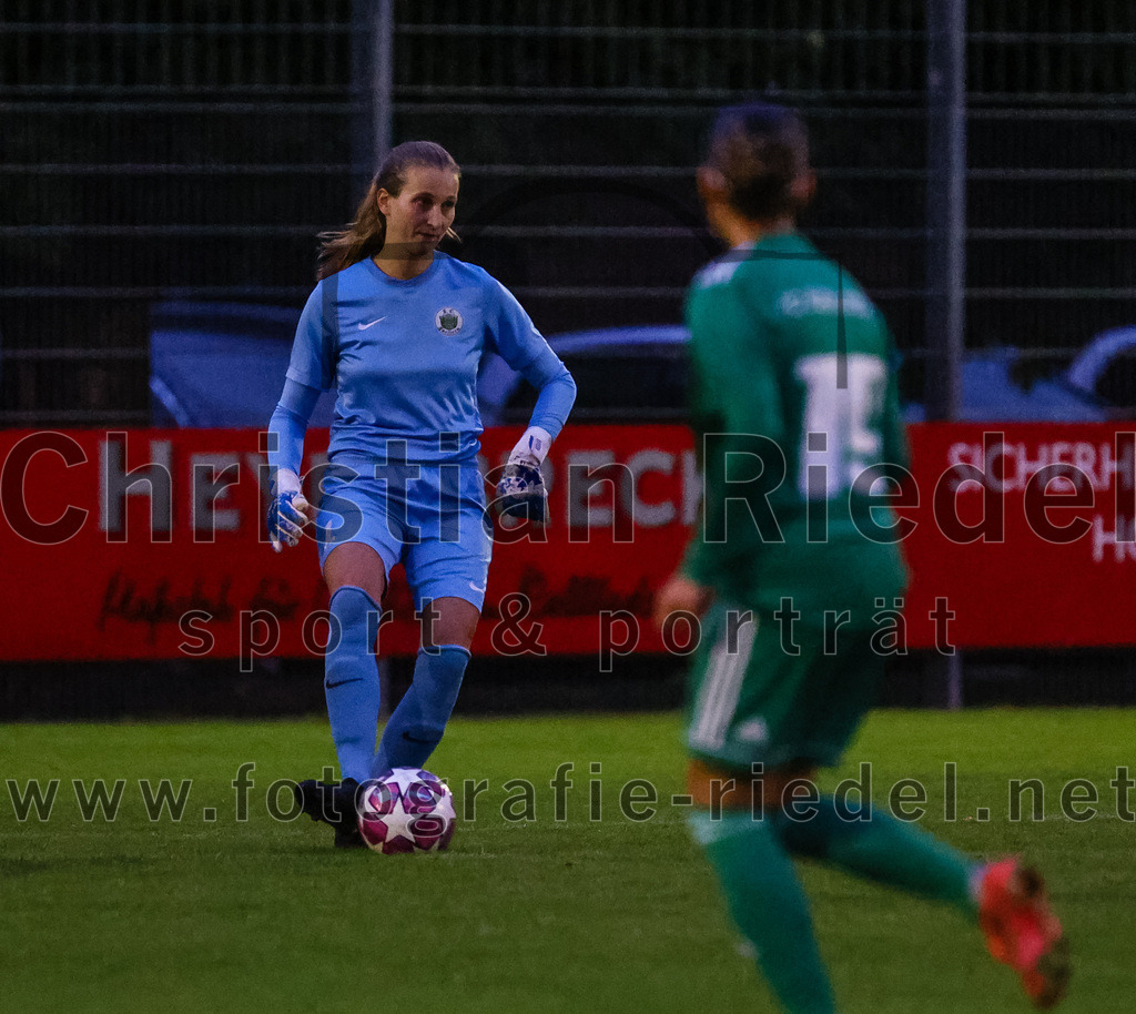 2023-10-21_065_FC_Forstern_gegen_FC_Ezelsdorf | Forstern, Deutschland, 21.10.2023:
Fußball, Frauen Bayernliga 2023 / 2024, 8. Spieltag, FC Forstern gegen FC Ezelsdorf, Endergebnis: 2:1

Torfrau Christina Kneißl (FC Forstern, #1)

Foto: Christian Riedel / fotografie-riedel.net