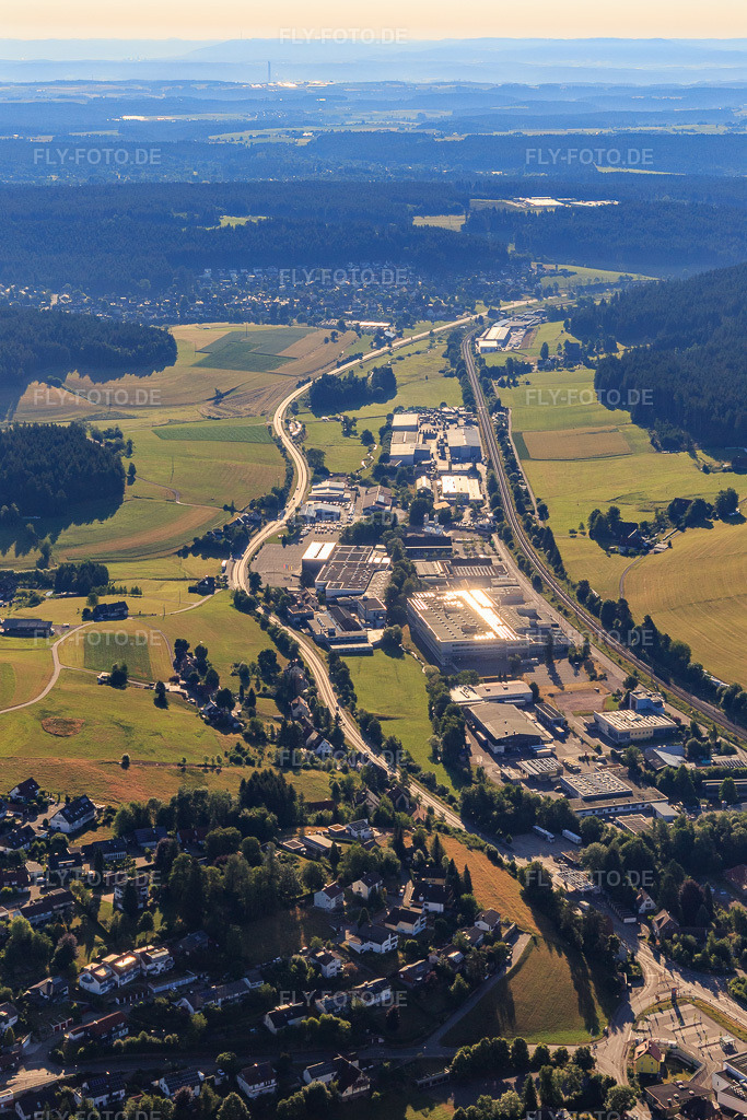 Luftbild: Industriegebiet Industriestraße von Westen zwischen Bahn und B33 im Ortsteil Saint Georgen im Schwarzwald in St. Georgen im Schwarzwald im Bundesland Baden-Württemberg in Deutschland. Foto: IMG_149196.jpg vom 29.06.2025 durch Werner Riehm/FLY-FOTO.de