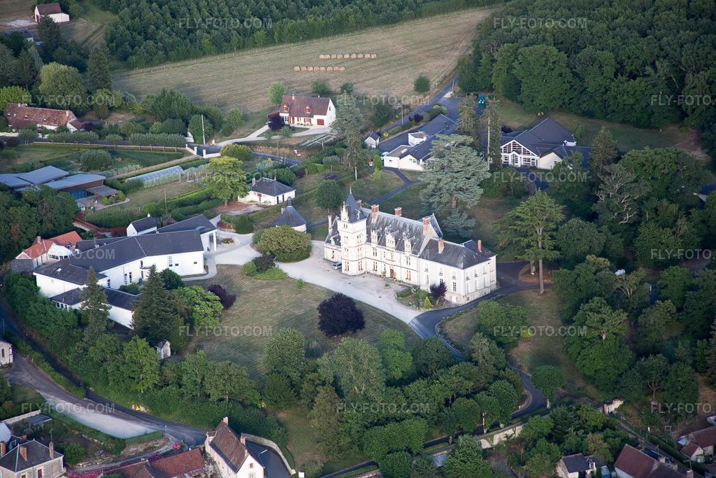Aerial view: View of the town in Rilly-sur-Loire in the state Loir et Cher, France. – Photo: IMG_082429.jpg taken on 06/20/2015 by Werner Riehm/FLY-FOTO.com – Resolution of the original: 5472 x 3648 px