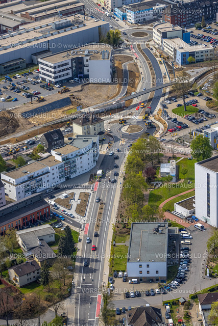 Witten230402372 | Luftbild, Pferdebachstraße Baustelle mit Sanierung, neuer Kreisverkehr, Rheinischer Esel Radwegbrücke, Ärztehaus Pferdebachstraße, Sonnenschein, Witten, Ruhrgebiet, Nordrhein-Westfalen, Deutschland