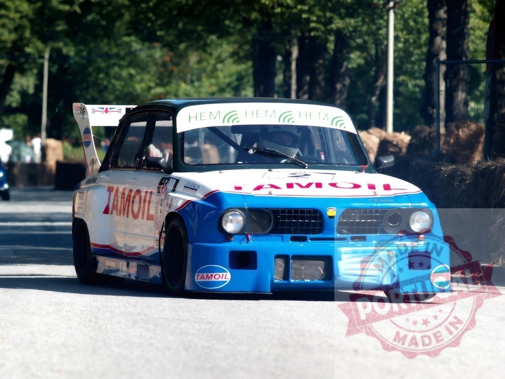 Renault 5 Turbo race car speeding on asphalt track | Vintage Renault 5 Turbo competing during a motorsport event - Realisiert mit Pictrs.com
