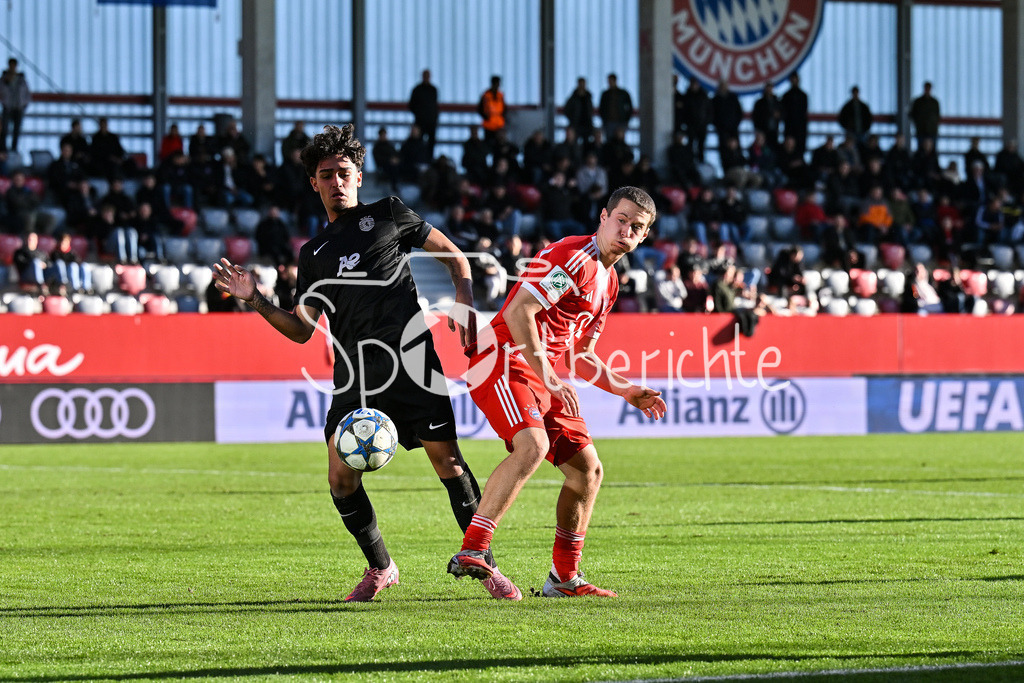 FC Bayern München U19 - Sporting Lissabon U19 | MUNICH, GERMANY - 09. DECEMBER: im Duell Gabriel SILVA (Sporting CP U19 9) und Yll GASHI (FC Bayern München U19 9) während dem Match zwischen der U19 des FC Bayern München und der U19 von Sporting Lissabon am 6. Spieltag der UEFA Youth League Ligaphase am FC Bayern Campus