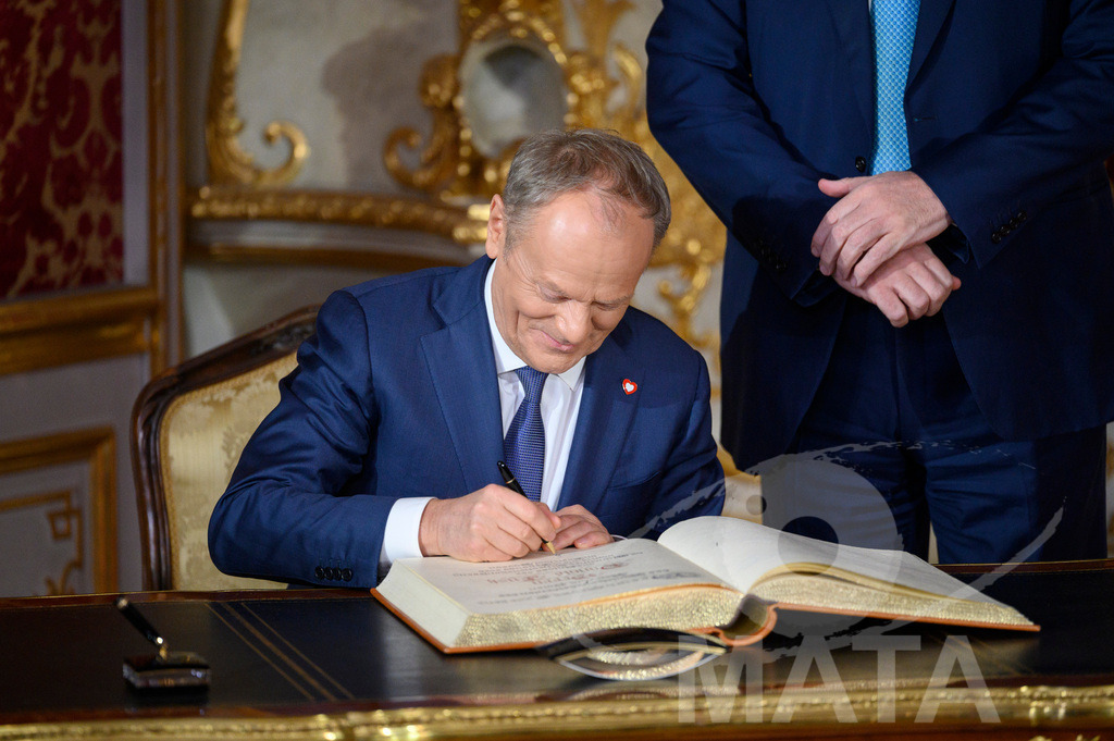 _DWI5207 | Politiker Donald Tusk (Civic Coalition), Ministerpräsident der Republik Polen, unterzeichnet das Gästebuch in der Münchner Residenz vor der Verleihung des Ewald-von-Kleist-Preis. Der diesjährige Ewald-von-Kleist-Preis wird am Rande der Münchner Sicherheitskonferenz 2026 an das ukrainische Volk vergeben. München, 14.02.2026 Bayern Deutschland - Realisiert mit Pictrs.com