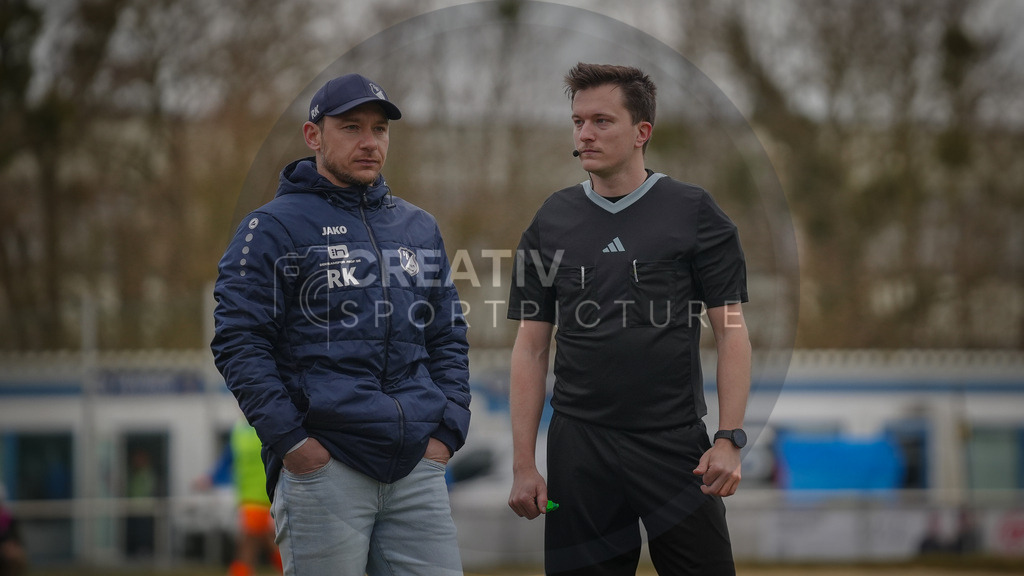 Fußball, Herren, Saison 2025/2026, Landespokal Brandenburg, Halbfinale, RSV Eintracht 1949 vs. VfB 1921 Krieschow, Samstag 28.03.2026, Sportplatz-Heinrich-Zille-Straße | Fußball, Herren, Saison 2025/2026, Landespokal Brandenburg, Halbfinale, RSV Eintracht 1949 vs. VfB 1921 Krieschow, Samstag 28.03.2026, Sportplatz-Heinrich-Zille-Straße, Im Bild: Robert Koch (l. Trainer Krieschow) und Schiedsrichter Tim Gerstenberg (r.) - Realisiert mit Pictrs.com