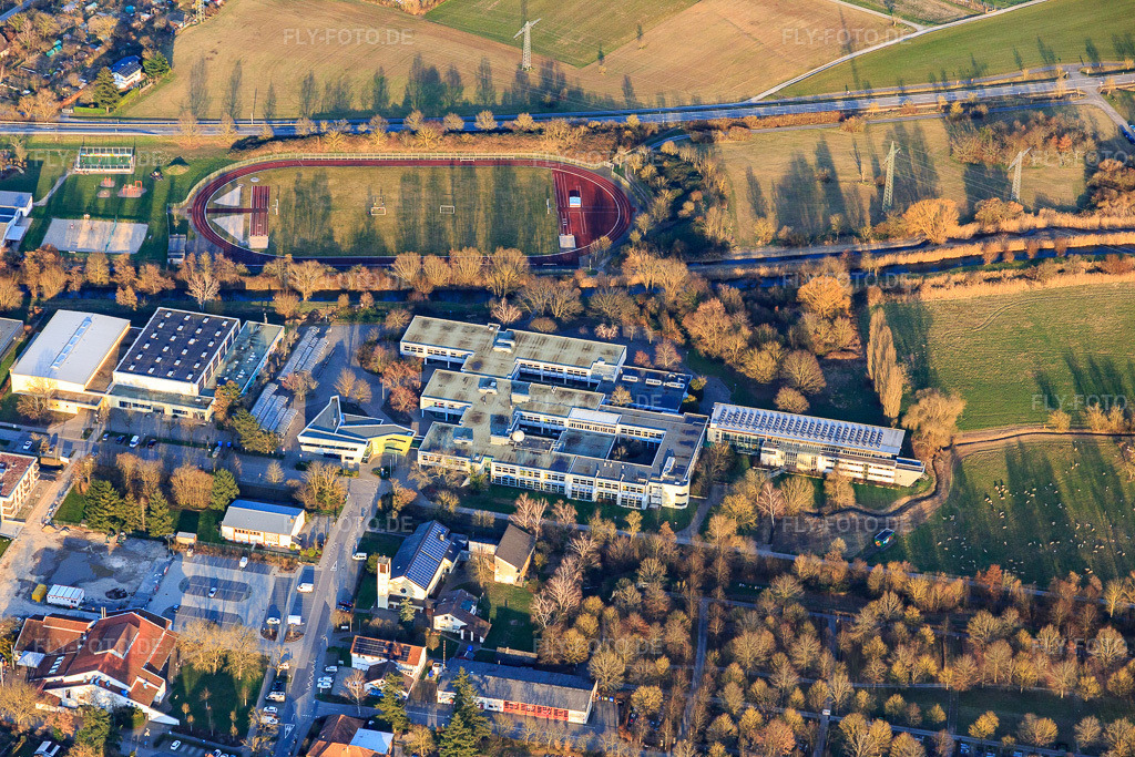 Luftbild: Sporthallen und Stadion des TSG Blankenloch | Turn- und Sportgemeinschaft am Schulzentrum Blankenloch, Thomas-Mann-Gymnasium Stutensee, Erich-Kästner-Realschule Stutensee im Ortsteil Blankenloch in Stutensee im Bundesland Baden-Württemberg in Deutschland. Foto: IMG_145489.jpg vom 07.03.2025 durch Werner Riehm/FLY-FOTO.deWWW.TSG-BLANKENLOCH.DE