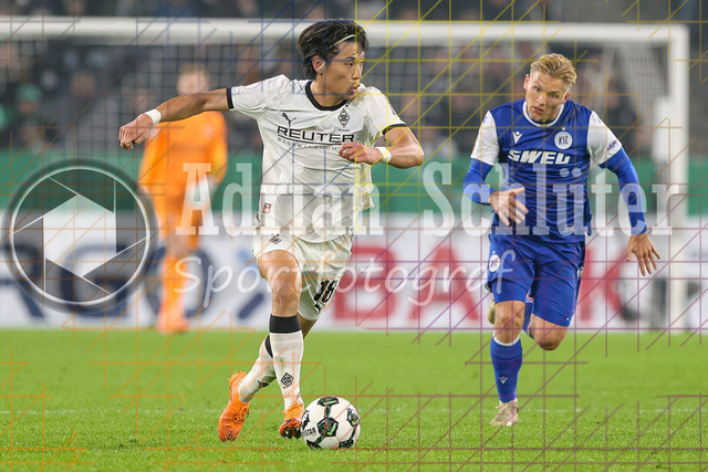 Borussia Mönchengladbach vs Karlsruher SC - DFB-Pokal 2. Runde | Mönchengladbach, Deutschland, 28.10.25:   Shuto Machino (Borussia Mönchengladbach) in Aktion am Ball, Einzelaktion waehrend des Spiels der DFB-Pokal 2. Runde zwischen Borussia Mönchengladbach vs Karlsruher SC im Stadion im Borussia Park(Foto von Brauer-Fotoagentur / Adrian Schlueter)