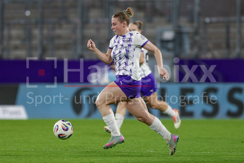 Fussball, Google Pixel Frauen-Bundesliga, SGS Essen - SV Werder Bremen | Ramona Maier (SGS Essen, 9) am Ball, Einzelbild, Ganzkörper, Aktion, Action, Spielszene, DIE DFB-RICHTLINIEN UNTERSAGEN JEGLICHE NUTZUNG VON FOTOS ALS SEQUENZBILDER UND/ODER VIDEOÄHNLICHE FOTOSTRECKEN. DFB REGULATIONS PROHIBIT ANY USE OF PHOTOGRAPHS AS IMAGE SEQUENCES AND/OR QUASI-VIDEO.