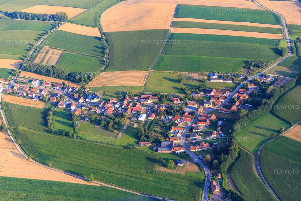 Aerial view: View of the town from the north in Crœttwiller in the state Bas-Rhin, France. – Photo: IMG_121015.jpg taken on 07/23/2020 by Werner Riehm/FLY-FOTO.com – Resolution of the original: 5472 x 3648 px