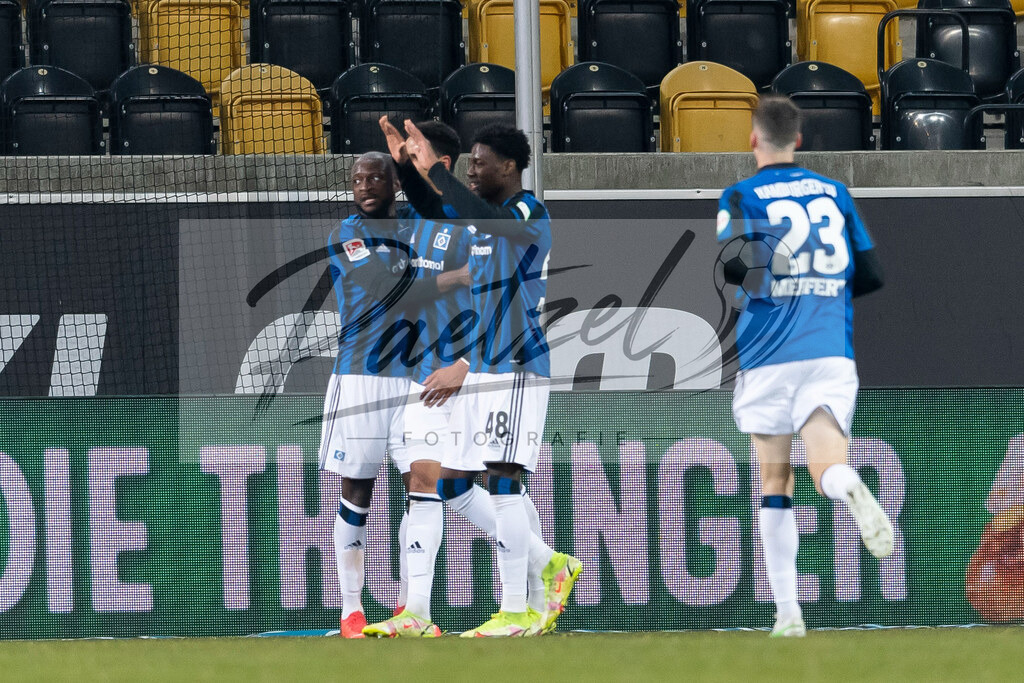 SGDHSV20220114_044 | Fussball, Herren: Robert Glatzel (Hamburger SV) Torjubel, jubelt mit seiner Mannschaft nach dem Treffer zum 0:1 bei dem Spiel der 2. Bundesliga zwischen SG Dynamo Dresden und Hamburger SV im Rudolf-Harbig-Stadion am 14.01.2022 in Dresden, Deutschland.DFB / DFL REGULATIONS PROHIBIT ANY USE OF PHOTOGRAPHS AS IMAGE SEQUENCES AND/OR QUASI-VIDEO. - Realisiert mit Pictrs.com