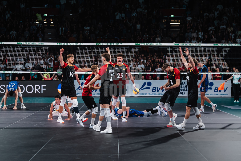 Volleyball | Männer | Testspiel | Deutschland vs. Italien | 26.05.2025 | Deutschland jubelt über den Satzgewinn, v.l. Erik Röhrs (#19, Deutschland) Leonard Graven (#2, Deutschland) Theo Mohwinkel (#32, Deutschland) Lukas Maase (#25, Deutschland) Filip John (#8, Deutschland) und Eric Burggräf (#24, Deutschland)
