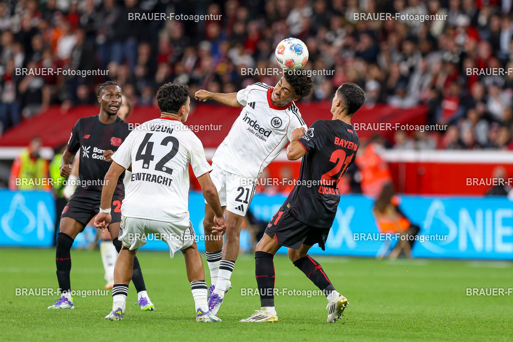Bayer 04 Leverkusen vs Eintracht Frankfurt - Bundesliga  | Leverkusen, Deutschland, 12.09.25:   Nathaniel Brown (Eintracht Frankfurt) und Lucas Vazquez (Bayer 04 Leverkusen) im Kampf um den Ball waehrend des Spiels der Bundesliga zwischen  Bayer 04 Leverkusen vs Eintracht Frankfurt in der BayArena(Foto von Brauer-Fotoagentur / Adrian Schlueter)