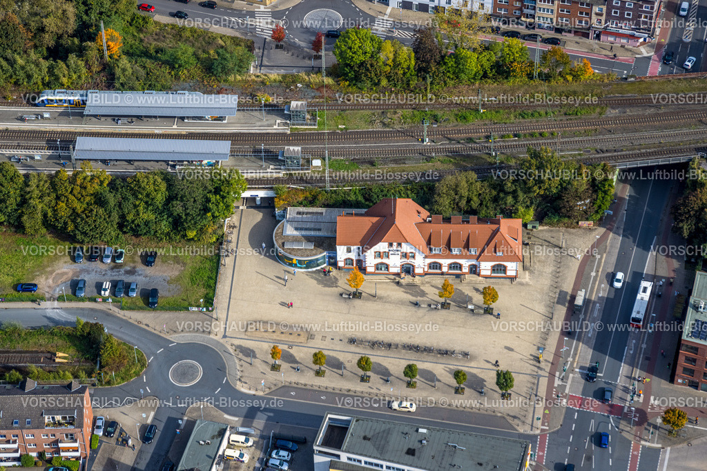 Moers241012992 | Luftbild, Bahnhof Moers Hbf und Bahnhofsgebäude mit Bahnhofsvorplatz, Moers, Moers, Ruhrgebiet, Nordrhein-Westfalen, Deutschland