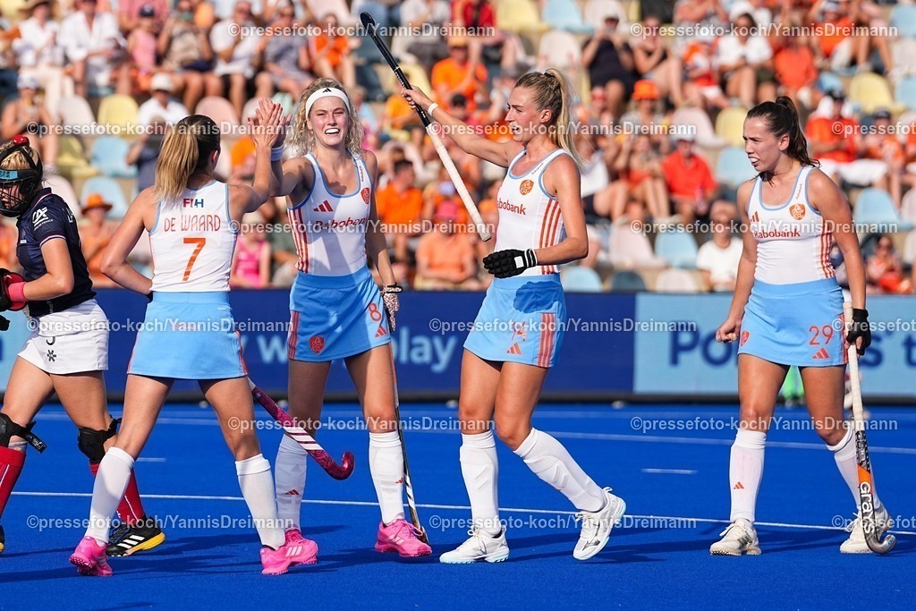 xydrx13082503004 | 13.08.2025, xydrx, Frauen EuroHockey Championship 2025, Gruppenphase, Gruppe A, Niederlande - Frankreich, Sparkassenpark Mönchengladbach: Torjubel nach dem Tor zum 5:0 für die Niederländische Feldhockey Nationalmannschaft durch Torschütze Yibbi Jansen (NED #8) zusammen mit Xan de Waard (NED #7) und Sanne Koolen (NED #14) und Fay van der Elst (NED #29)