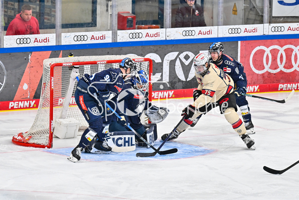 ERC Ingolstadt - Nuernberg Ice Tigers | in dieser Szene versucht Samuel DOVE-McFALLS (Nuernberg Ice Tigers 75) Christian HELJANKO (ERC Ingolstadt 30) mit einem Bauerntrick zu ueberlisten / DEL: ERC Ingolstadt - Nuernberg Ice Tigers, Saturn-Arena am 26.03.2025