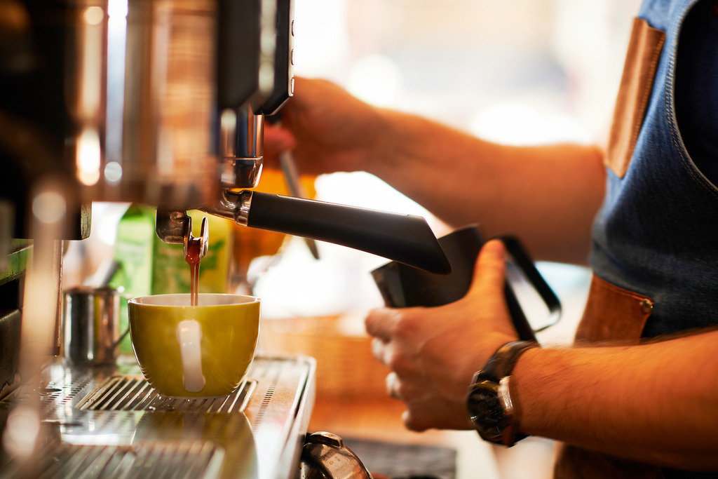 Cafebrennerei Franze | Wien, Austria - August 08, 2019: Cafebrennerei Franze am Kutschkermarkt; Kaffeezubereitung mit einem Siebträger. - Realisiert mit Pictrs.com
