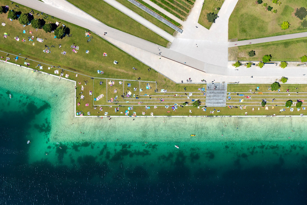 _0054667.jpg | MüNCHEN 12.06.2020 Uferbereiche am Seegebiet des " Riemer See " mit Badegästen im Riemer Park im Stadtteil Trudering-Riem in München im Bundesland Bayern, Deutschland. // Shore areas at the lake area of a??a??the "Riemer See" in the Riemer Park in the district of Trudering-Riem in Munich in the state Bavaria, Germany.