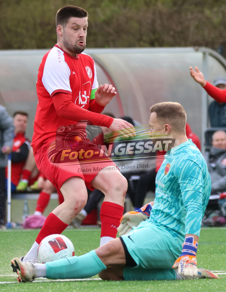 FC RW Kirchlengern - Post TSV Detmold | Auf dem Bild zu sehen: Rot FC RW Kirchlengern: Dennis Quirin ; Weiß Post TSV Detmold: Tim Bukowski FC RW Kirchlengern, Post TSV Detmold, Saison 25/26, Landesliga, Deutschland - Realisiert mit Pictrs.com