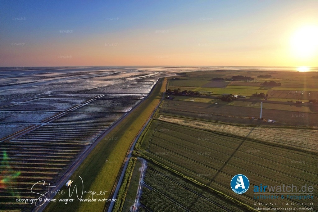 Luftbild Nordstrand, LangerDeich, Dreisprung, An de Wehl, Evensbüller Chaussee, Husumer Bucht | Luftbild Nordstrand, LangerDeich, Dreisprung, An de Wehl, Evensbüller Chaussee, Husumer Bucht - Die Straßen Langer Deich und Dreisprung sind zentrale Orte auf der Insel: Erstere führt direkt hinter dem Deich entlang und bietet Zugang zu Ferienunterkünften und Sehenswürdigkeiten, während Dreisprung sowohl eine Wohnstraße als auch ein beliebter Ausgangspunkt für Strand- und Wattwanderungen ist. Beide Adressen liegen in 25845 Nordstrand und sind gut mit Auto und Bus erreichbar.