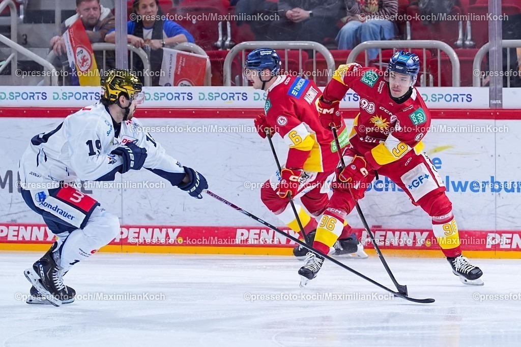 xYDRx20012601008 | 20.01.2026, xydrx, Eishockey, DEL2, Düsseldorfer EG - Blue Devils Weiden, PSD Bank Dome Düsseldorf: Alex Olivier Voyer (Blue Devils Weiden #19) im Zweikampf gegen Simon Thiel (Düsseldorfer EG #96)   Photo: xYannisxDreimannxPressefotoKochx