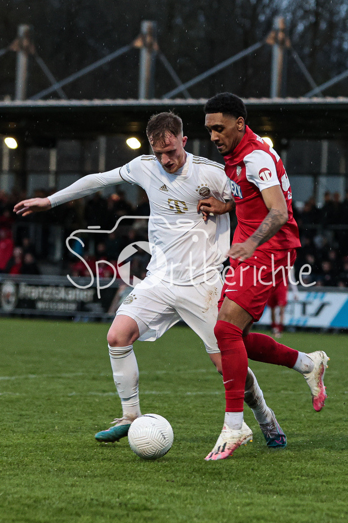 SV Heimstetten - FC Bayern Amateure | Liam MORRISON (FCB #4) und Ikenna EZEALA (SVH #33) im Duell um den Ball