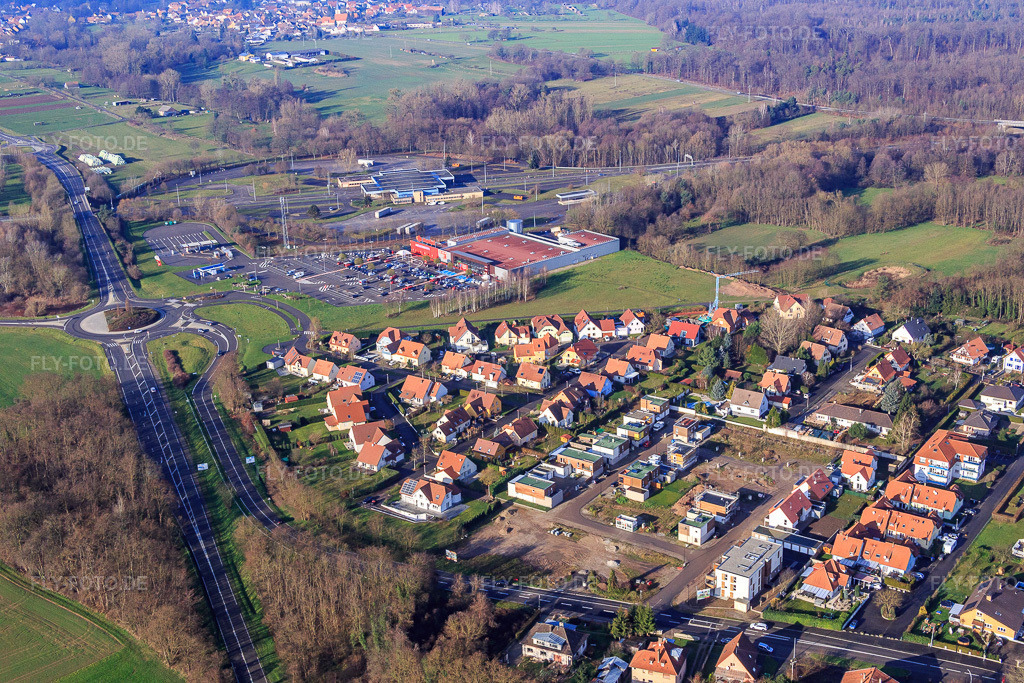 Luftbild: Rue Prte de vor dem neuen Supermarktgelände von Carrefour Supermarkt Scheibenhard in Scheibenhard im Bundesland Bas-Rhin in Frankreich.Foto: IMG_085489.jpg vom 24.12.2015 durch Werner Riehm/FLY-FOTO.deAuflösung des Originals: 5472 x 3648 pxWWW.CARREFOUR.FR