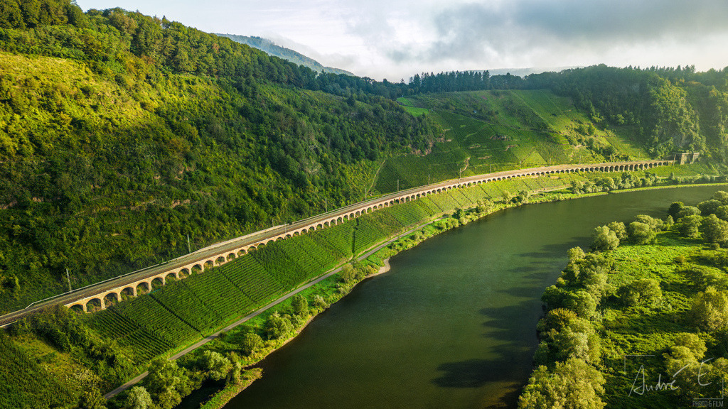 Hangviadukt bei Pünderich | Online Foto-Shop von André Engelhardt, Filmemacher und Fotograf. Fine Art Prints, Kunstdrucke, Fotogeschenke, Souvenirs von Mosel, Rhein und mehr. 